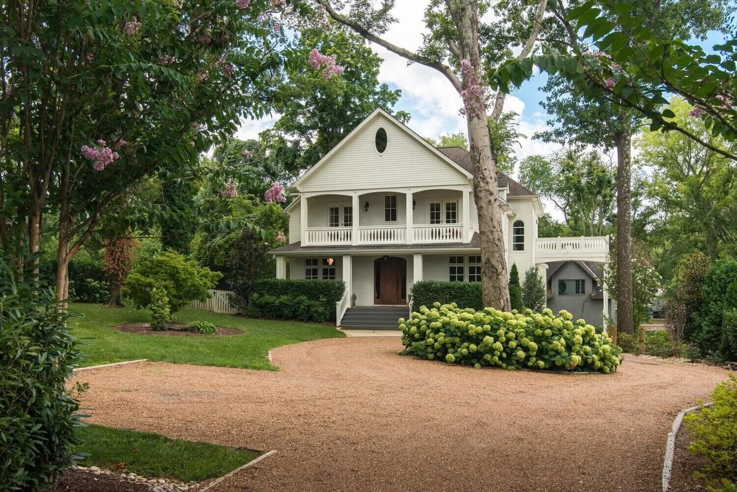 Louisa Pierce's Vintage Eclectic Nashville Home 41 louisa pierce vintage eclectic nashville home for sale nordroom41 Louisa Pierce's Vintage Eclectic Nashville Home