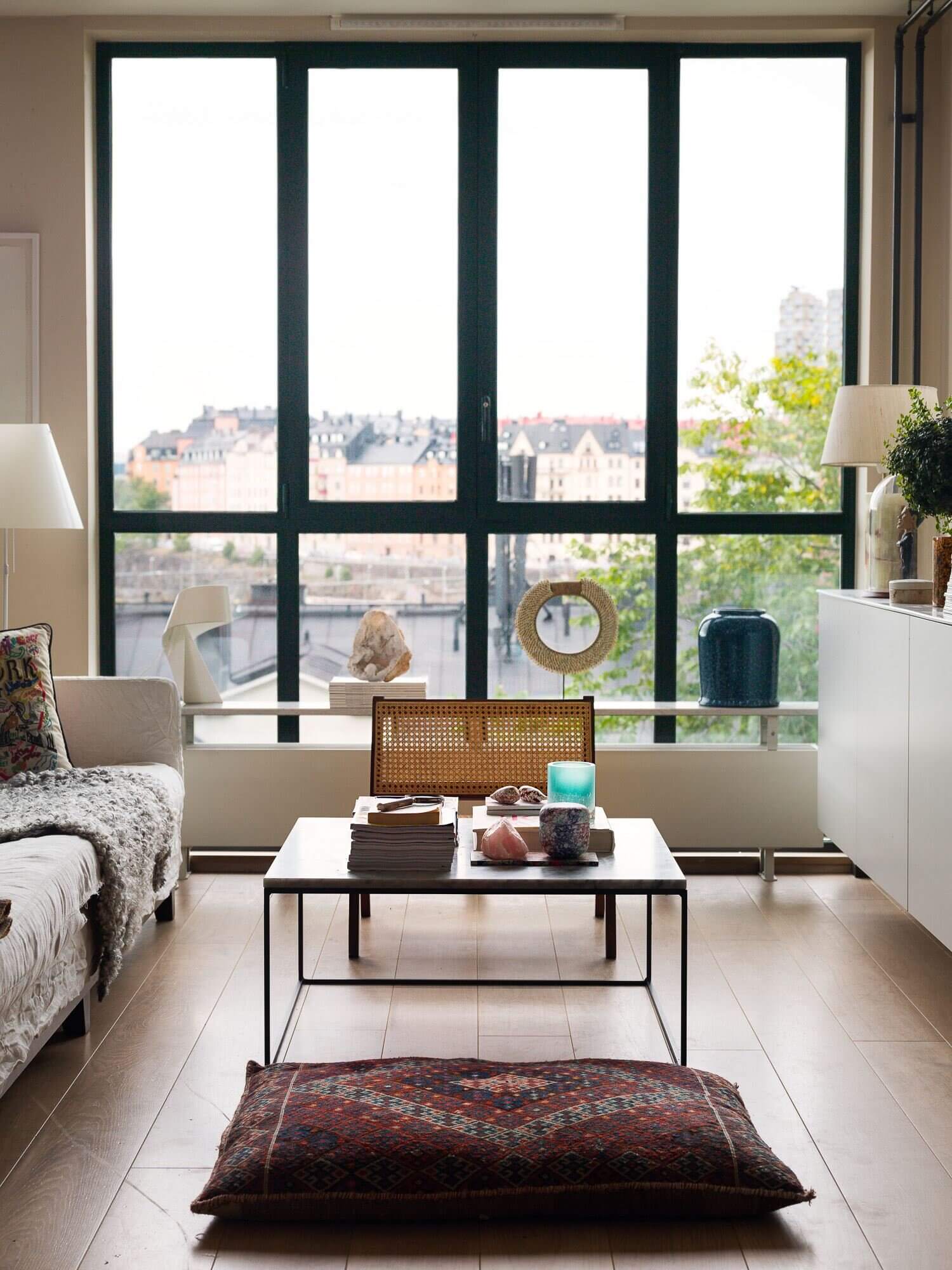 A Light Book-Filled Apartment With A Deep Blue Bedroom 4 light book filled apartment blue bedroom nordroom3 A Light Book-Filled Apartment With A Deep Blue Bedroom