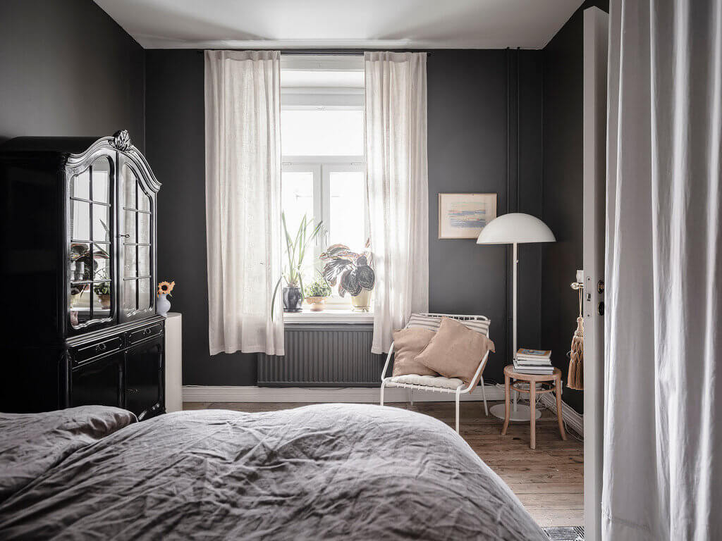 A Dark Green Painted Ceiling In An Art-Filled Apartment 21 ADarkGreenPaintedCeilinginanArt FilledApartment TheNordroom20 A Dark Green Painted Ceiling In An Art-Filled Apartment