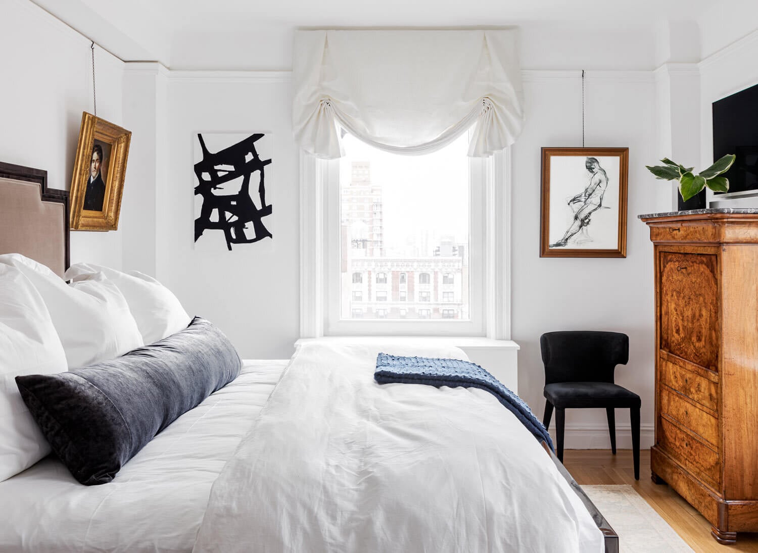 A Monochrome New York Apartment with Parisian Vibe 12 monochrome new york apartment paris vibe nordroom11 A Monochrome New York Apartment with Parisian Vibe