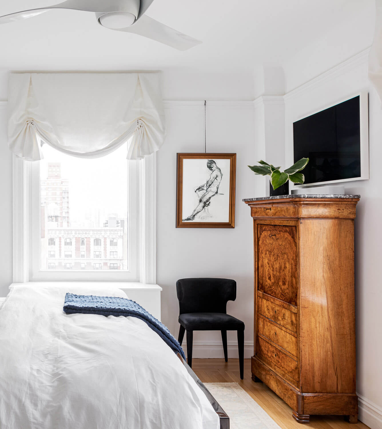 A Monochrome New York Apartment with Parisian Vibe 14 monochrome new york apartment paris vibe nordroom13 A Monochrome New York Apartment with Parisian Vibe