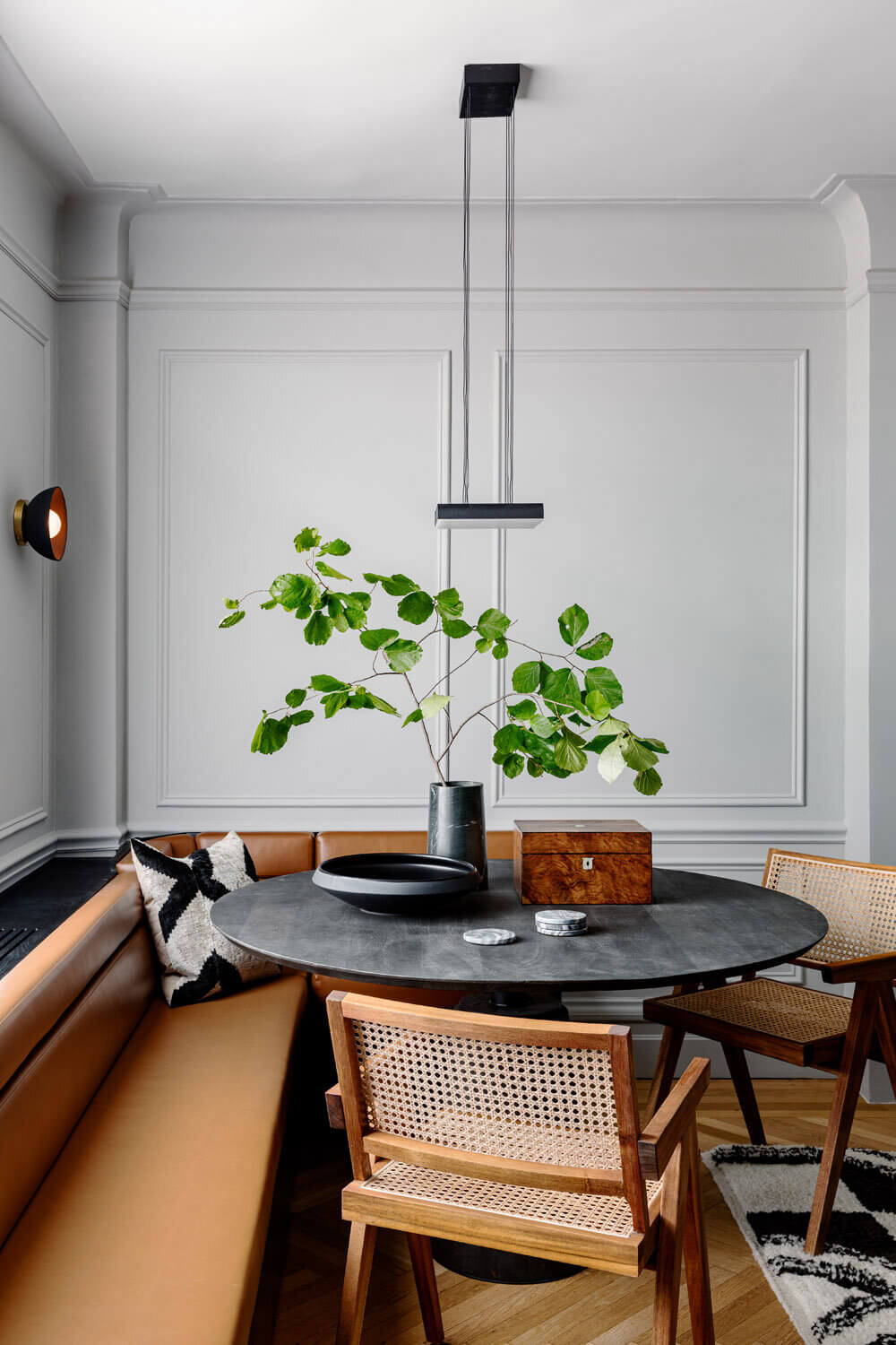 A Monochrome New York Apartment with Parisian Vibe 4 monochrome new york apartment paris vibe nordroom3 A Monochrome New York Apartment with Parisian Vibe