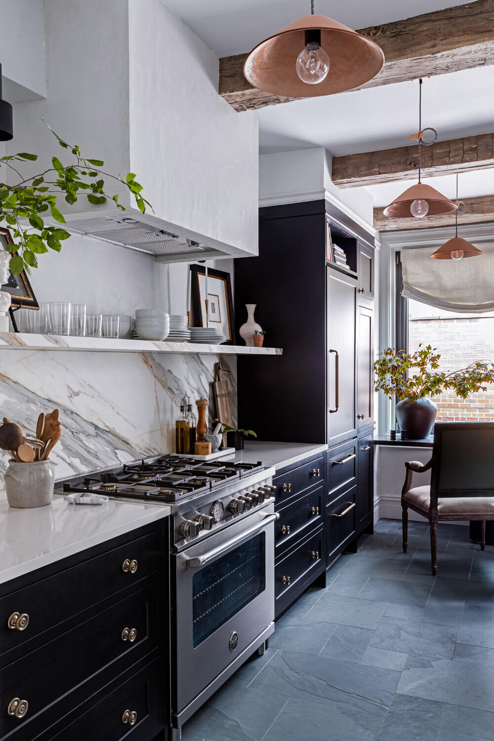A Monochrome New York Apartment with Parisian Vibe 7 monochrome new york apartment paris vibe nordroom6 A Monochrome New York Apartment with Parisian Vibe