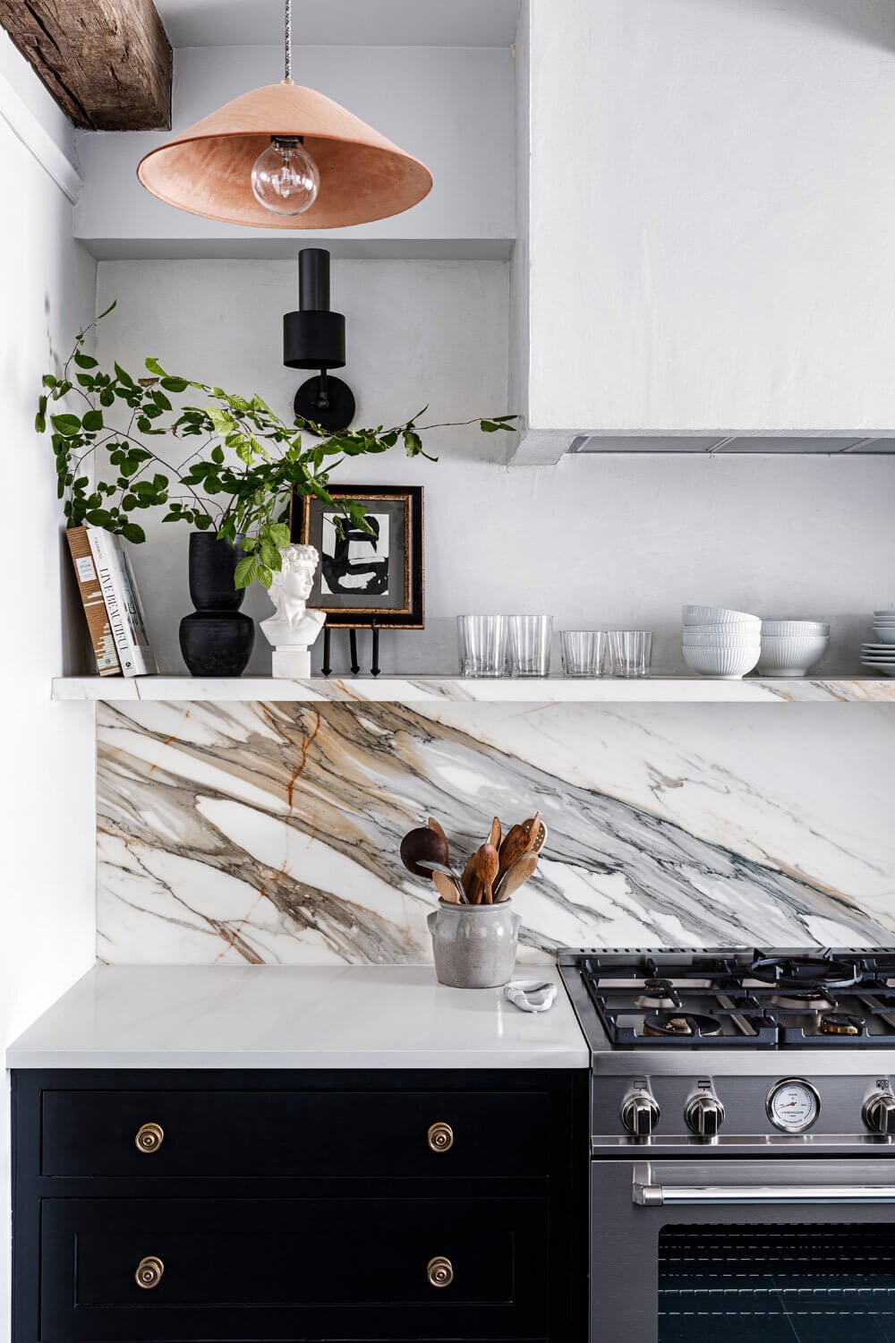 A Monochrome New York Apartment with Parisian Vibe 9 monochrome new york apartment paris vibe nordroom8 A Monochrome New York Apartment with Parisian Vibe