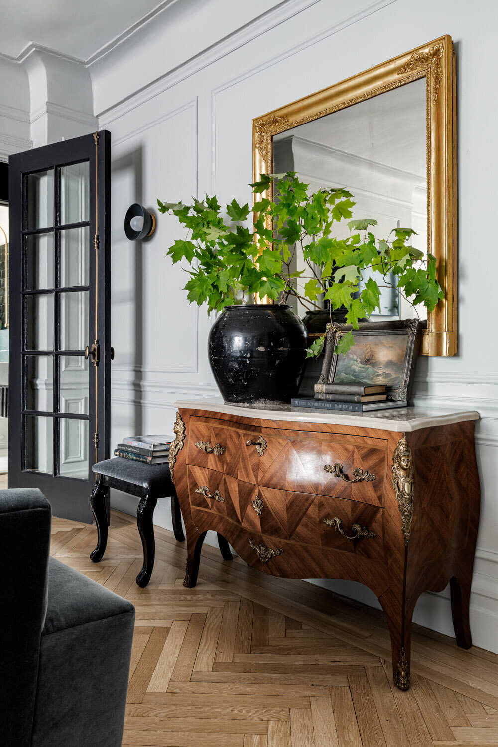 A Monochrome New York Apartment with Parisian Vibe 10 monochrome new york apartment paris vibe nordroom9 A Monochrome New York Apartment with Parisian Vibe