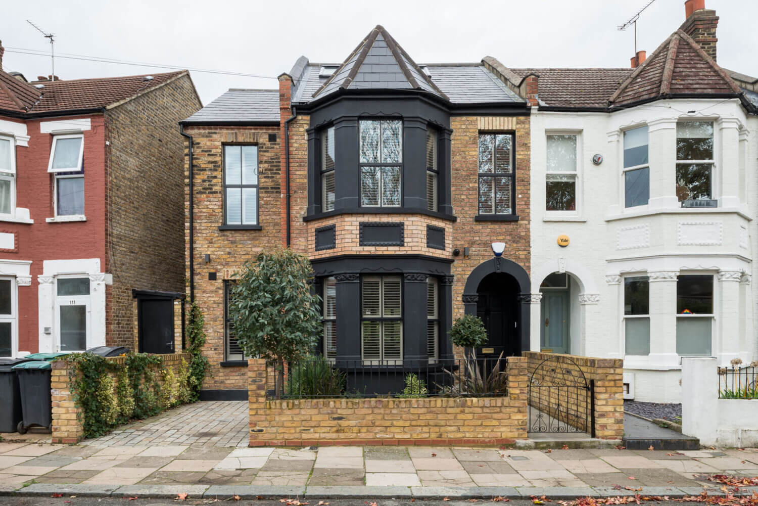 A Black Industrial Look With A Hint Of Pink In A London Townhouse 2 black industrial townhouse london nordroom1 A Black Industrial Look With A Hint Of Pink In A London Townhouse