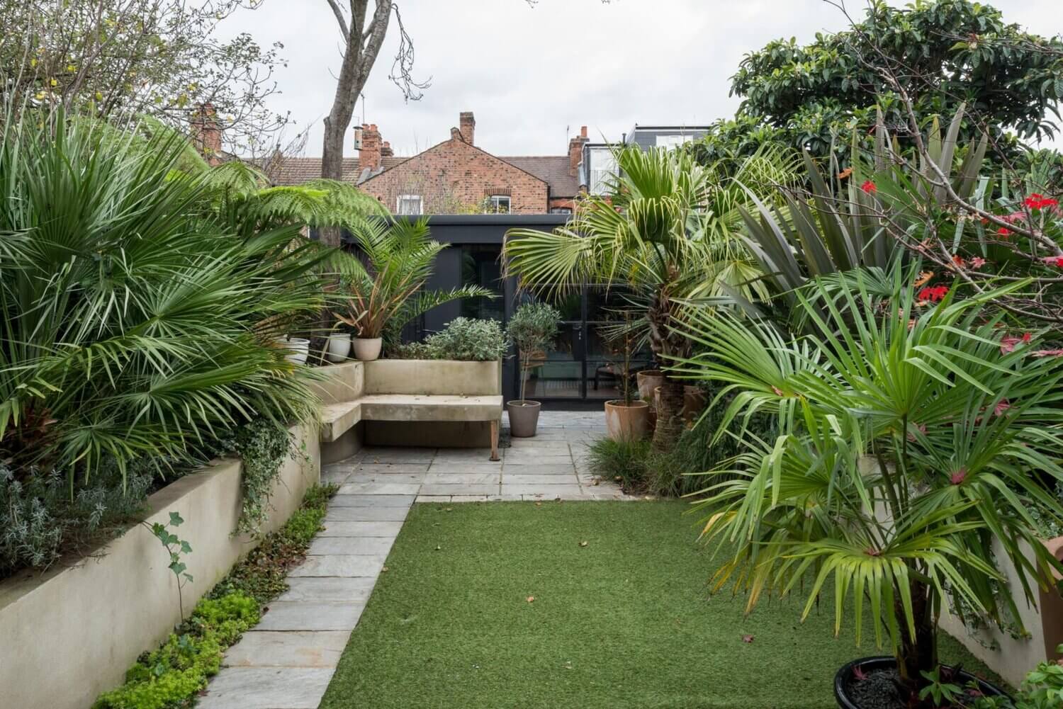 A Black Industrial Look With A Hint Of Pink In A London Townhouse 11 black industrial townhouse london nordroom10 A Black Industrial Look With A Hint Of Pink In A London Townhouse