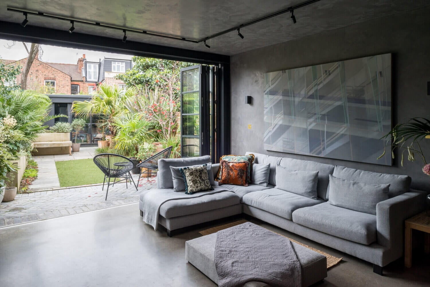 A Black Industrial Look With A Hint Of Pink In A London Townhouse 6 black industrial townhouse london nordroom5 A Black Industrial Look With A Hint Of Pink In A London Townhouse