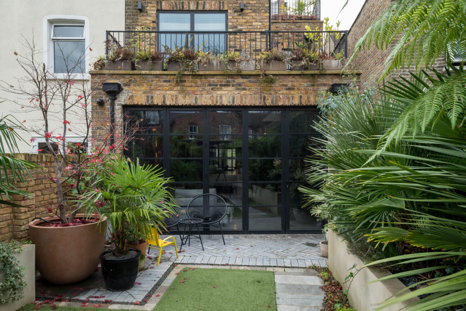 A Black Industrial Look With A Hint Of Pink In A London Townhouse 7 black industrial townhouse london nordroom6 A Black Industrial Look With A Hint Of Pink In A London Townhouse
