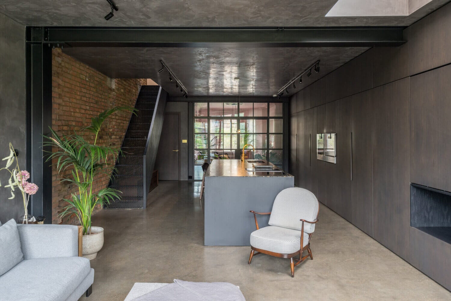 A Black Industrial Look With A Hint Of Pink In A London Townhouse 8 black industrial townhouse london nordroom7 A Black Industrial Look With A Hint Of Pink In A London Townhouse