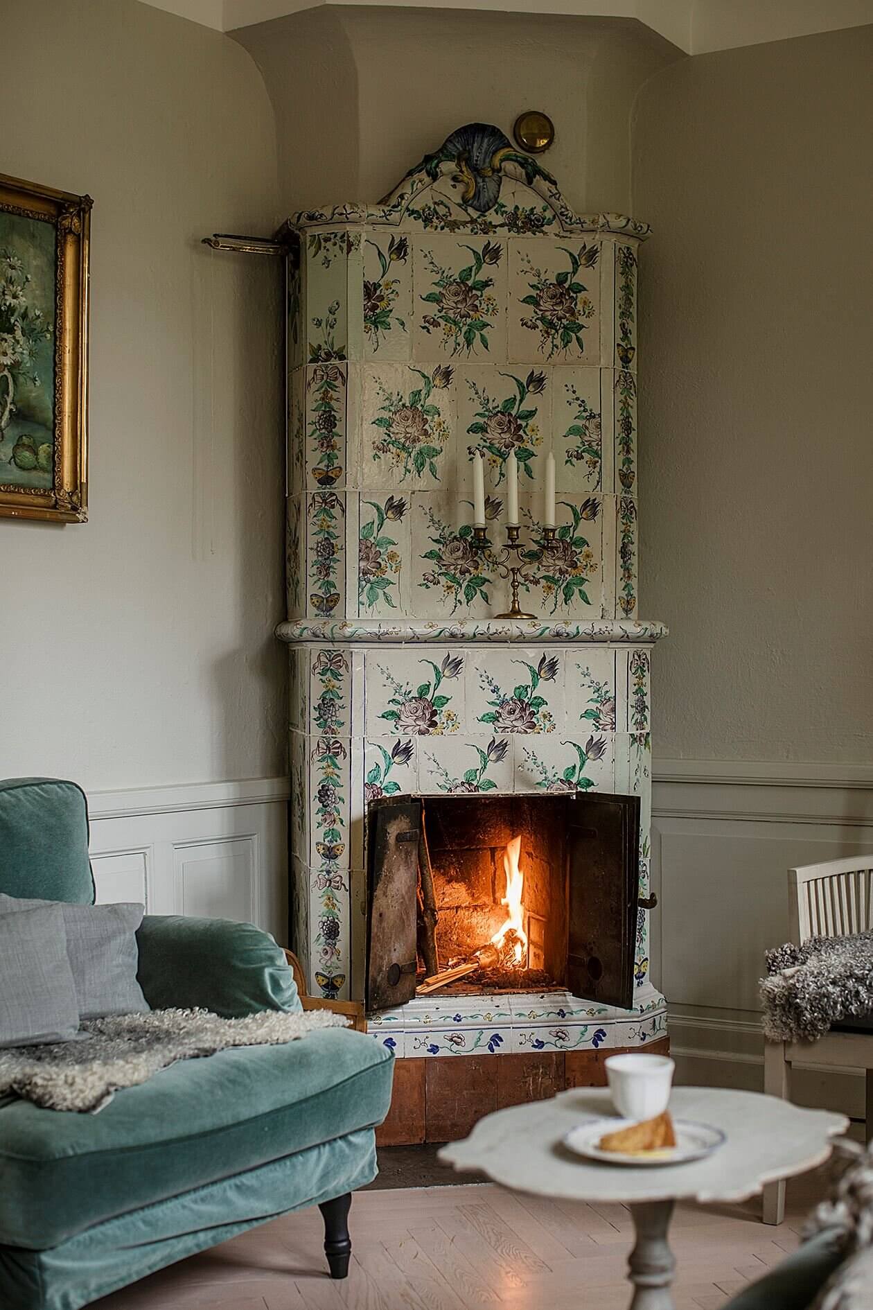A Stockholm Apartment Packed With History And Charm 2 charming historic stockholm apartment nordroom1 A Stockholm Apartment Packed With History And Charm