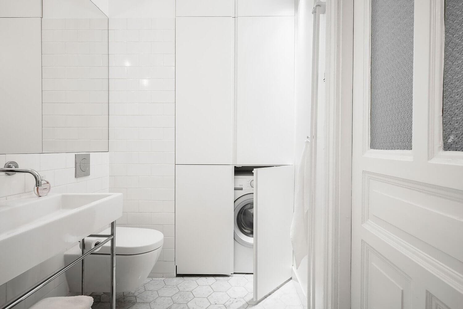 A White Scandinavian Apartment With A Sleek Dark Grey Kitchen 21 white scandinavian apartment grey kitchen nordroom20 A White Scandinavian Apartment With A Sleek Dark Grey Kitchen