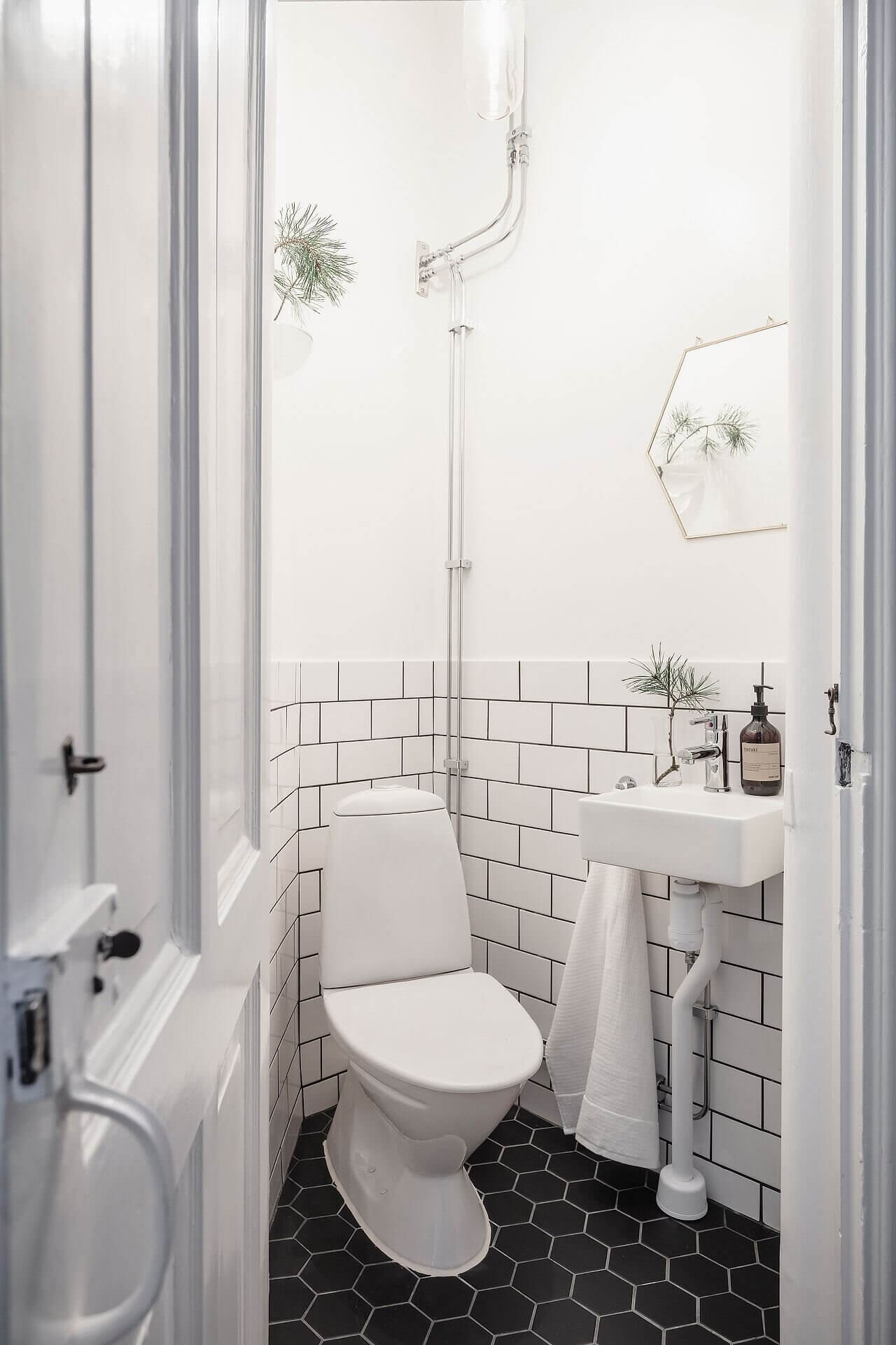 A White Scandinavian Apartment With A Sleek Dark Grey Kitchen 22 white scandinavian apartment grey kitchen nordroom21 A White Scandinavian Apartment With A Sleek Dark Grey Kitchen