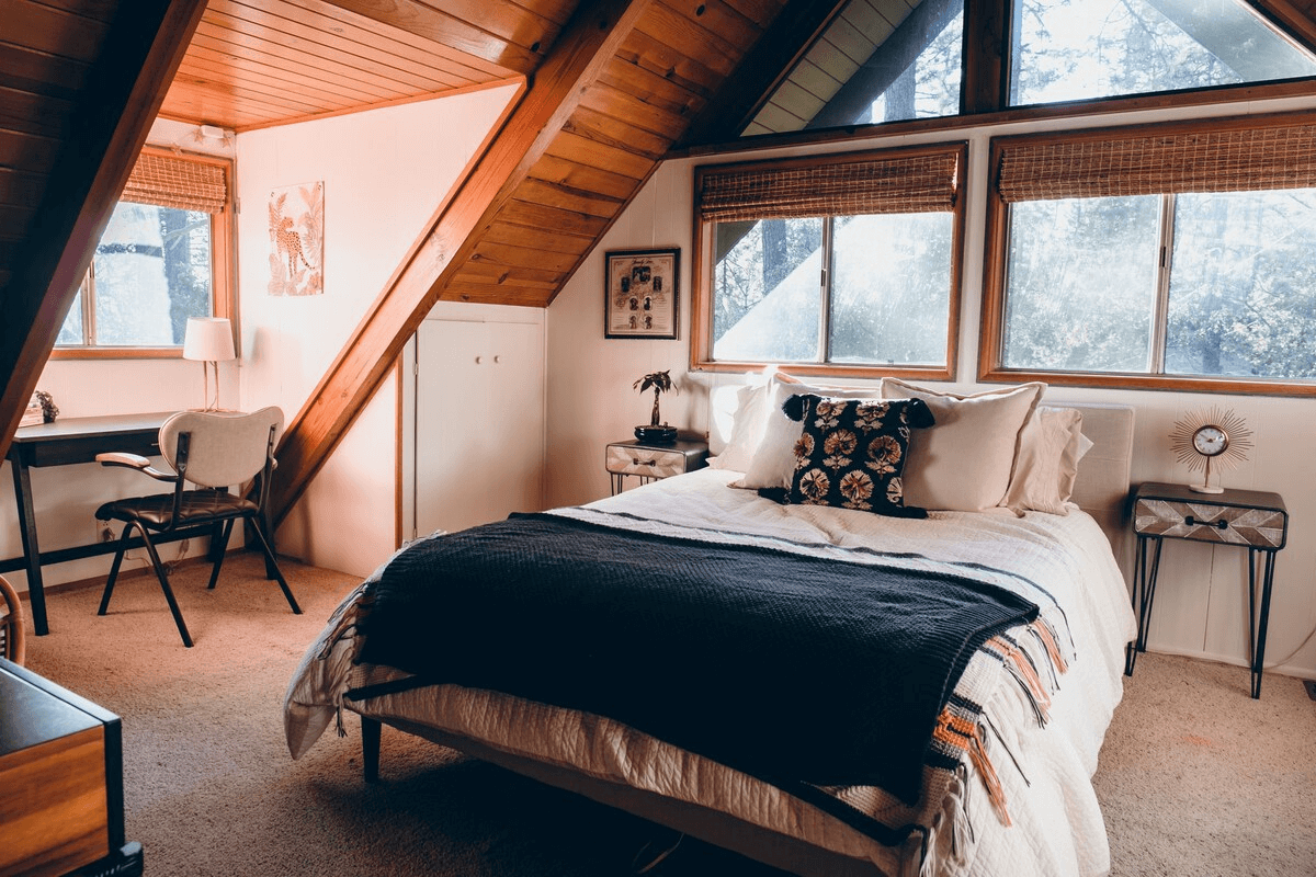 Whiskey Creek Cabin | A Cozy Airbnb Surrounded by Pine Trees 11 whiskey creek cabin airbnb nordroom10 Whiskey Creek Cabin | A Cozy Airbnb Surrounded by Pine Trees