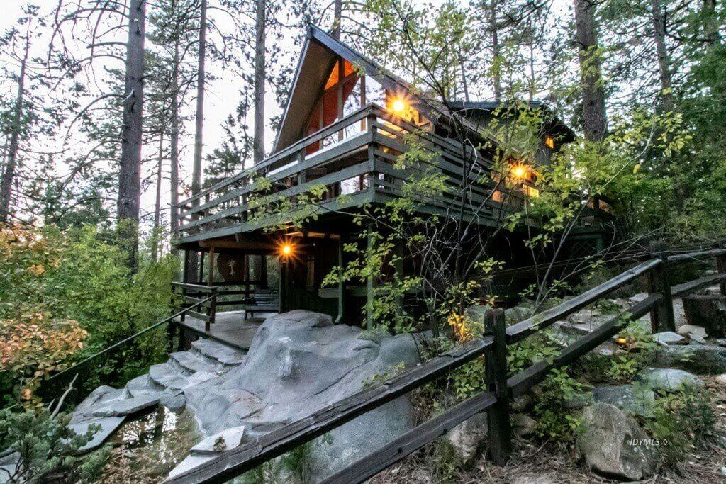 Whiskey Creek Cabin | A Cozy Airbnb Surrounded by Pine Trees 18 whiskey creek cabin airbnb nordroom17 Whiskey Creek Cabin | A Cozy Airbnb Surrounded by Pine Trees