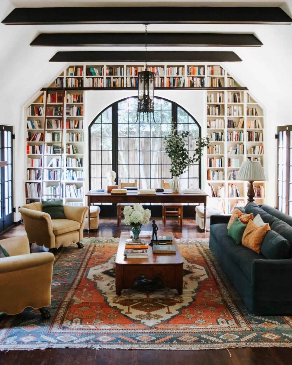 Bookshelves Envy In A 1920s English Tudor House in Los Angeles 1 bookshelves 1920s english tudor house los angeles nordroom1 Bookshelves Envy In A 1920s English Tudor House in Los Angeles