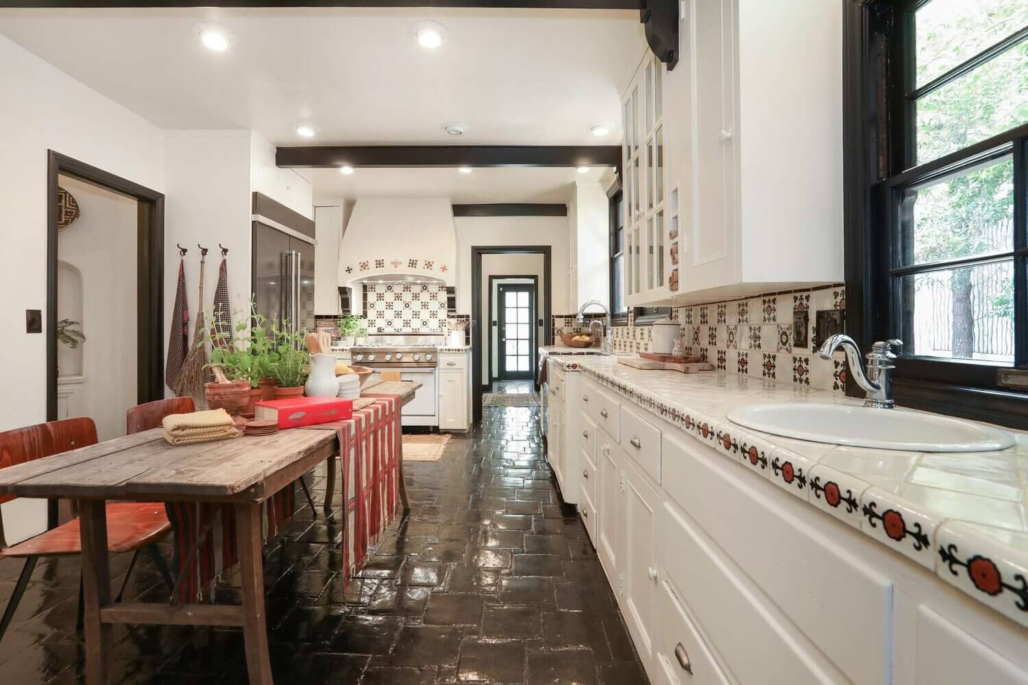 Bookshelves Envy In A 1920s English Tudor House in Los Angeles 11 bookshelves 1920s english tudor house los angeles nordroom10 Bookshelves Envy In A 1920s English Tudor House in Los Angeles