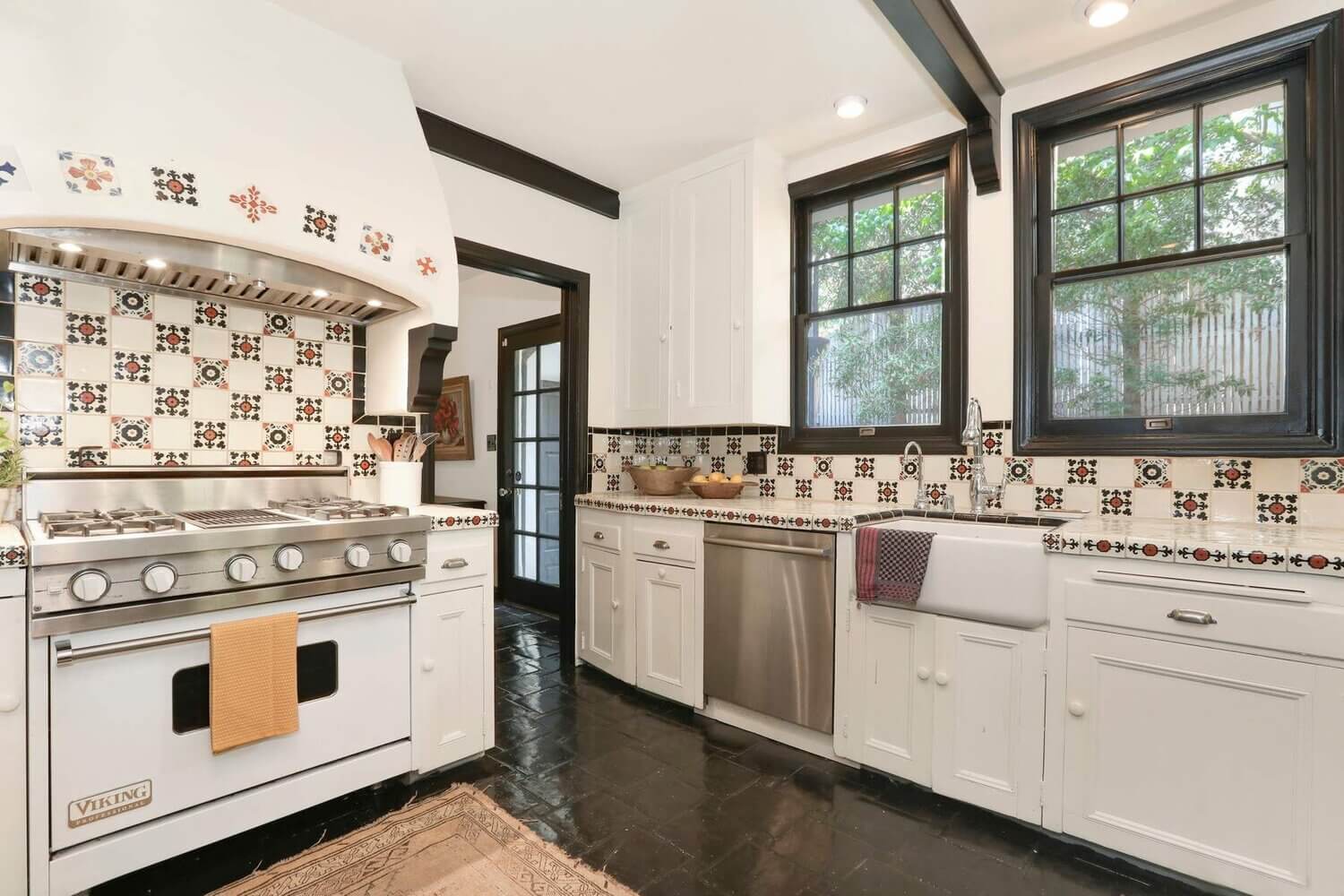 Bookshelves Envy In A 1920s English Tudor House in Los Angeles 12 bookshelves 1920s english tudor house los angeles nordroom11 Bookshelves Envy In A 1920s English Tudor House in Los Angeles