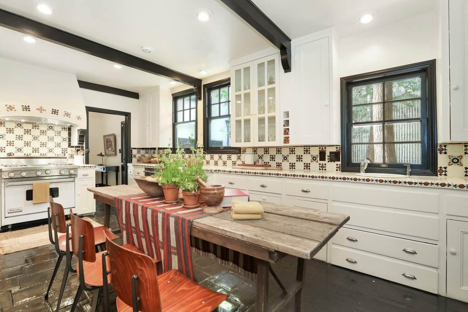 Bookshelves Envy In A 1920s English Tudor House in Los Angeles 13 bookshelves 1920s english tudor house los angeles nordroom12 Bookshelves Envy In A 1920s English Tudor House in Los Angeles