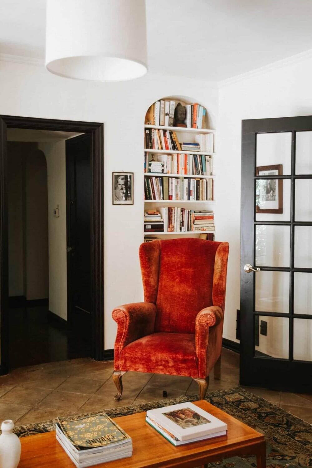 Bookshelves Envy In A 1920s English Tudor House in Los Angeles 15 bookshelves 1920s english tudor house los angeles nordroom14 Bookshelves Envy In A 1920s English Tudor House in Los Angeles