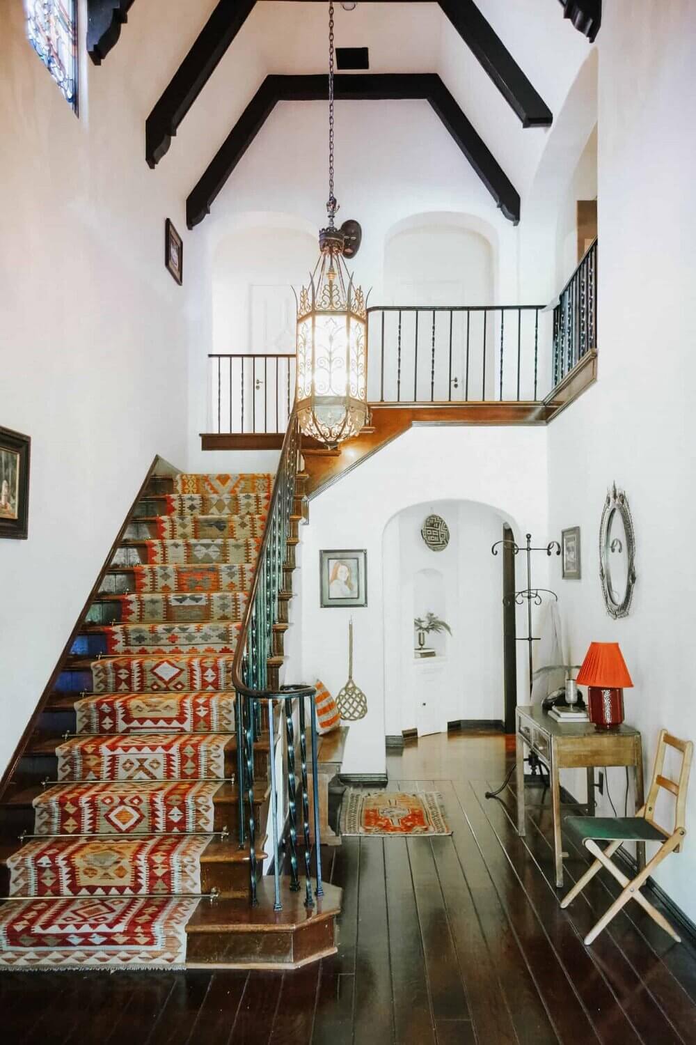 Bookshelves Envy In A 1920s English Tudor House in Los Angeles 16 bookshelves 1920s english tudor house los angeles nordroom15 Bookshelves Envy In A 1920s English Tudor House in Los Angeles