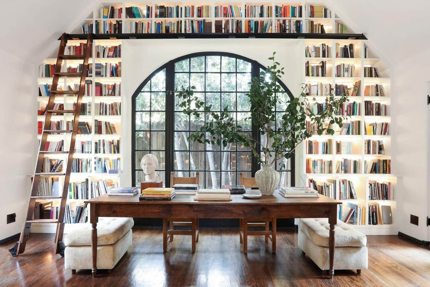Bookshelves Envy In A 1920s English Tudor House in Los Angeles 2 bookshelves 1920s english tudor house los angeles nordroom2 Bookshelves Envy In A 1920s English Tudor House in Los Angeles