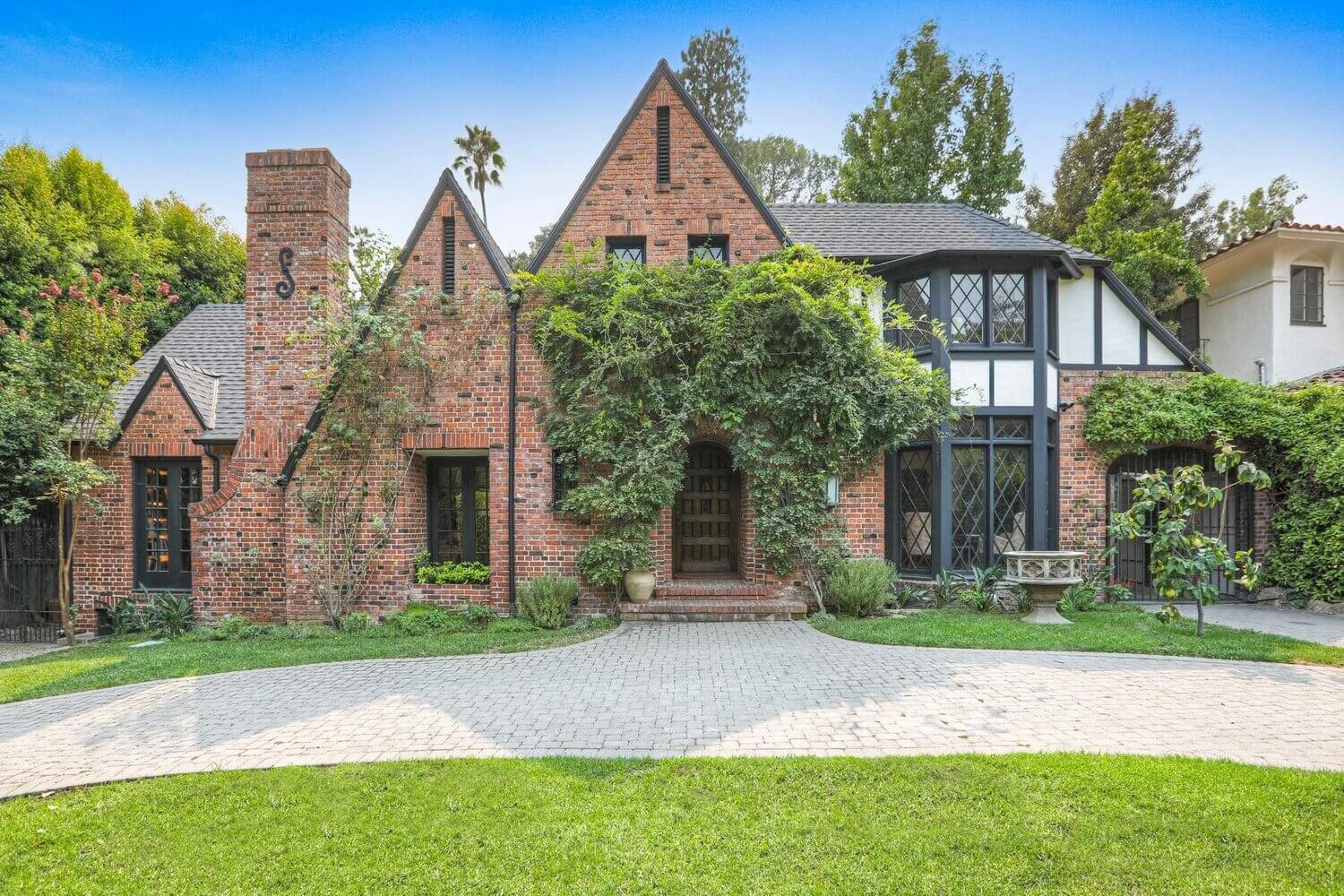 Bookshelves Envy In A 1920s English Tudor House in Los Angeles 26 bookshelves 1920s english tudor house los angeles nordroom24 Bookshelves Envy In A 1920s English Tudor House in Los Angeles