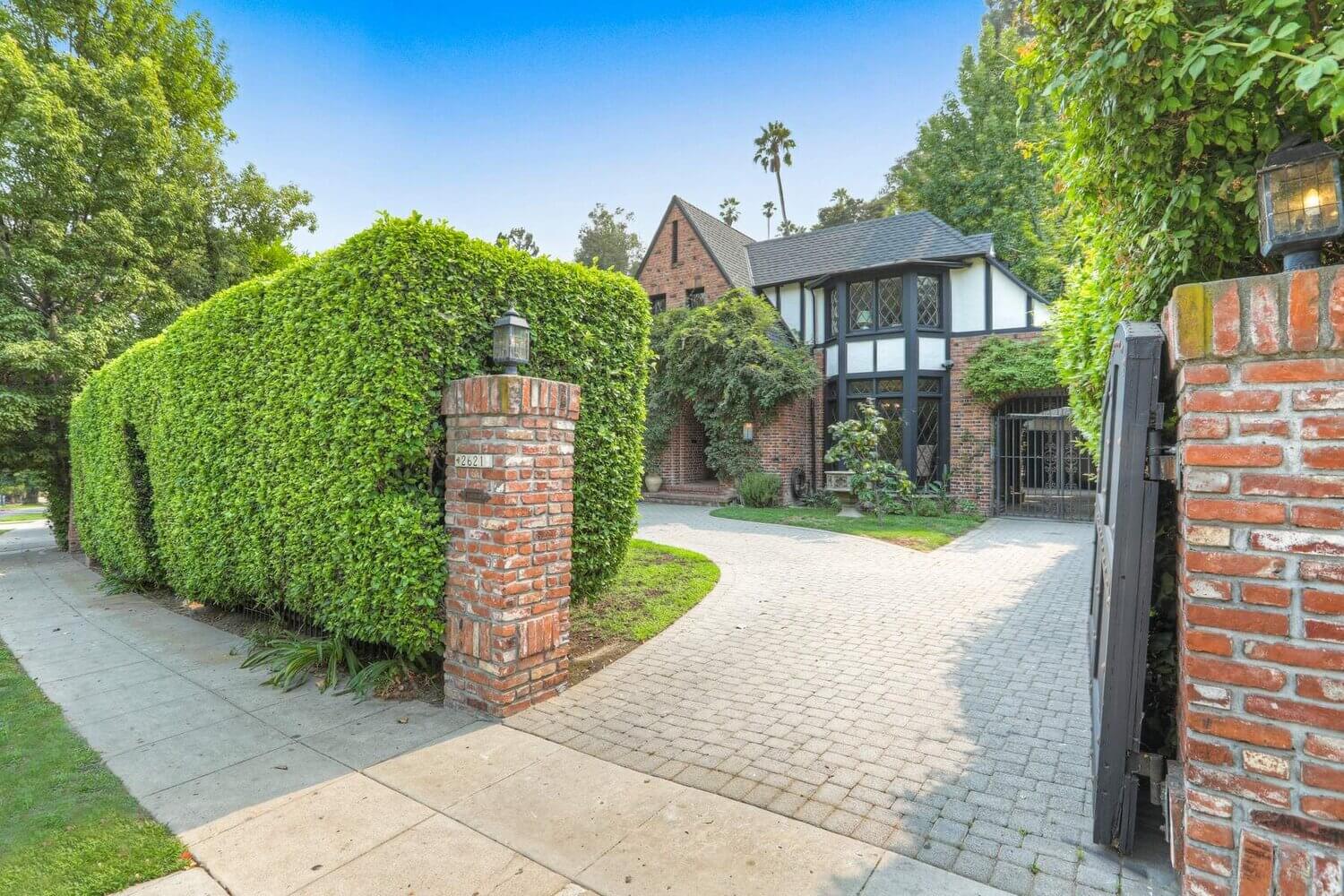 Bookshelves Envy In A 1920s English Tudor House in Los Angeles 28 bookshelves 1920s english tudor house los angeles nordroom26 Bookshelves Envy In A 1920s English Tudor House in Los Angeles