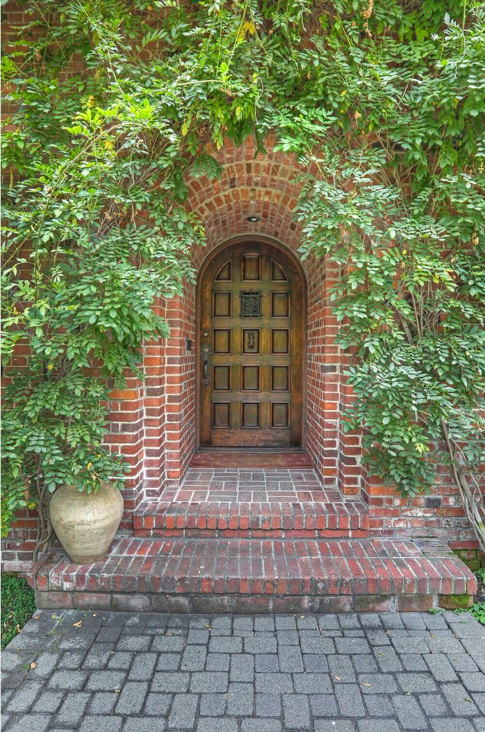 Bookshelves Envy In A 1920s English Tudor House in Los Angeles 29 bookshelves 1920s english tudor house los angeles nordroom27 Bookshelves Envy In A 1920s English Tudor House in Los Angeles