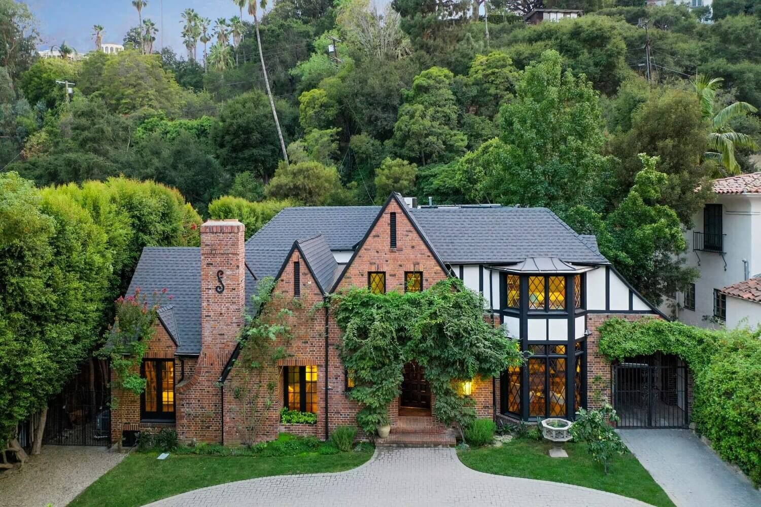 Bookshelves Envy In A 1920s English Tudor House in Los Angeles 30 bookshelves 1920s english tudor house los angeles nordroom28 Bookshelves Envy In A 1920s English Tudor House in Los Angeles