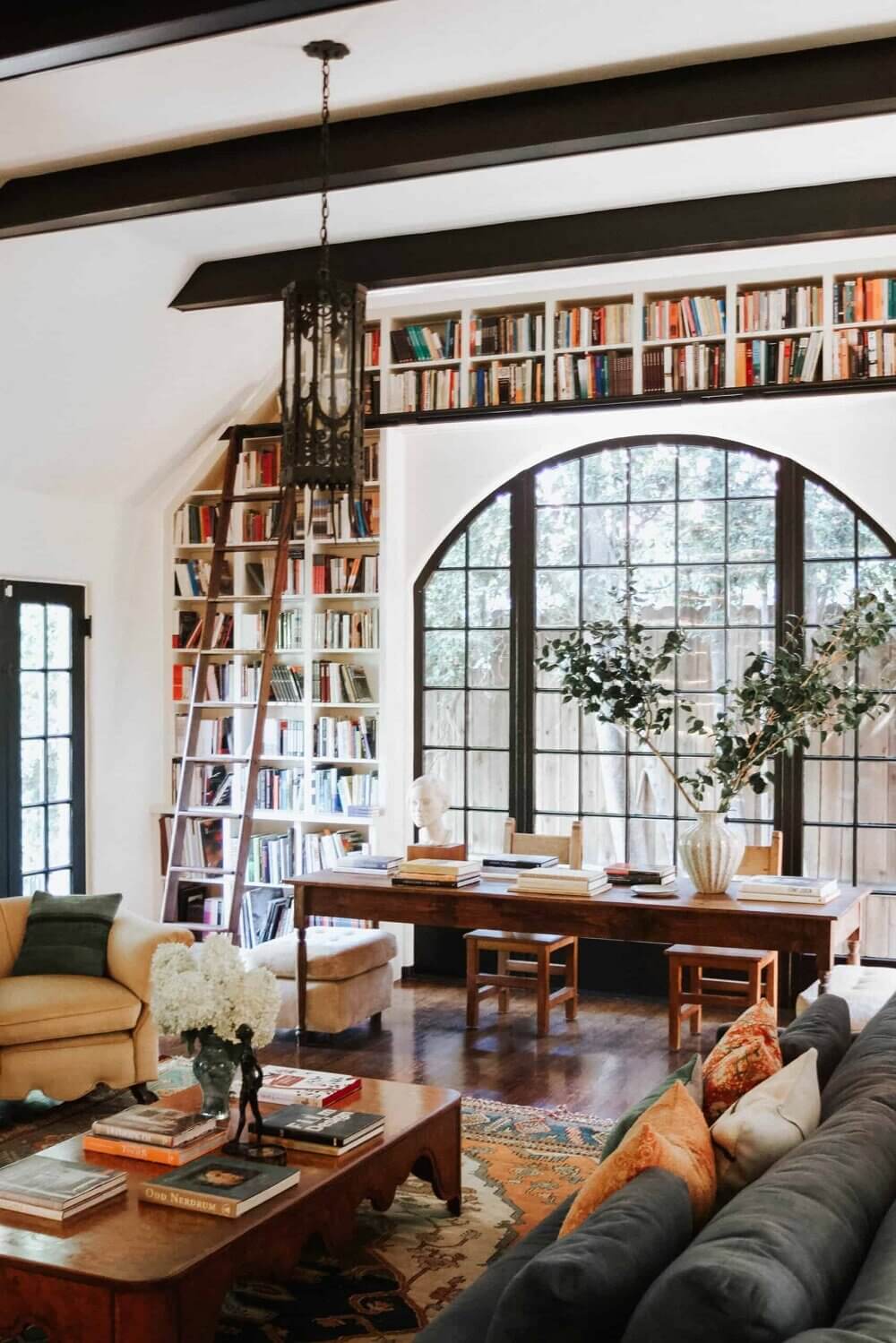 Bookshelves Envy In A 1920s English Tudor House in Los Angeles 4 bookshelves 1920s english tudor house los angeles nordroom4 Bookshelves Envy In A 1920s English Tudor House in Los Angeles