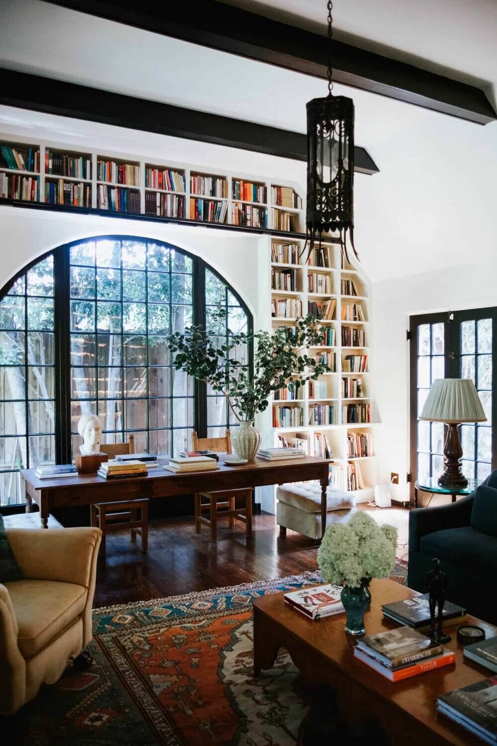 Bookshelves Envy In A 1920s English Tudor House in Los Angeles 5 bookshelves 1920s english tudor house los angeles nordroom5 Bookshelves Envy In A 1920s English Tudor House in Los Angeles
