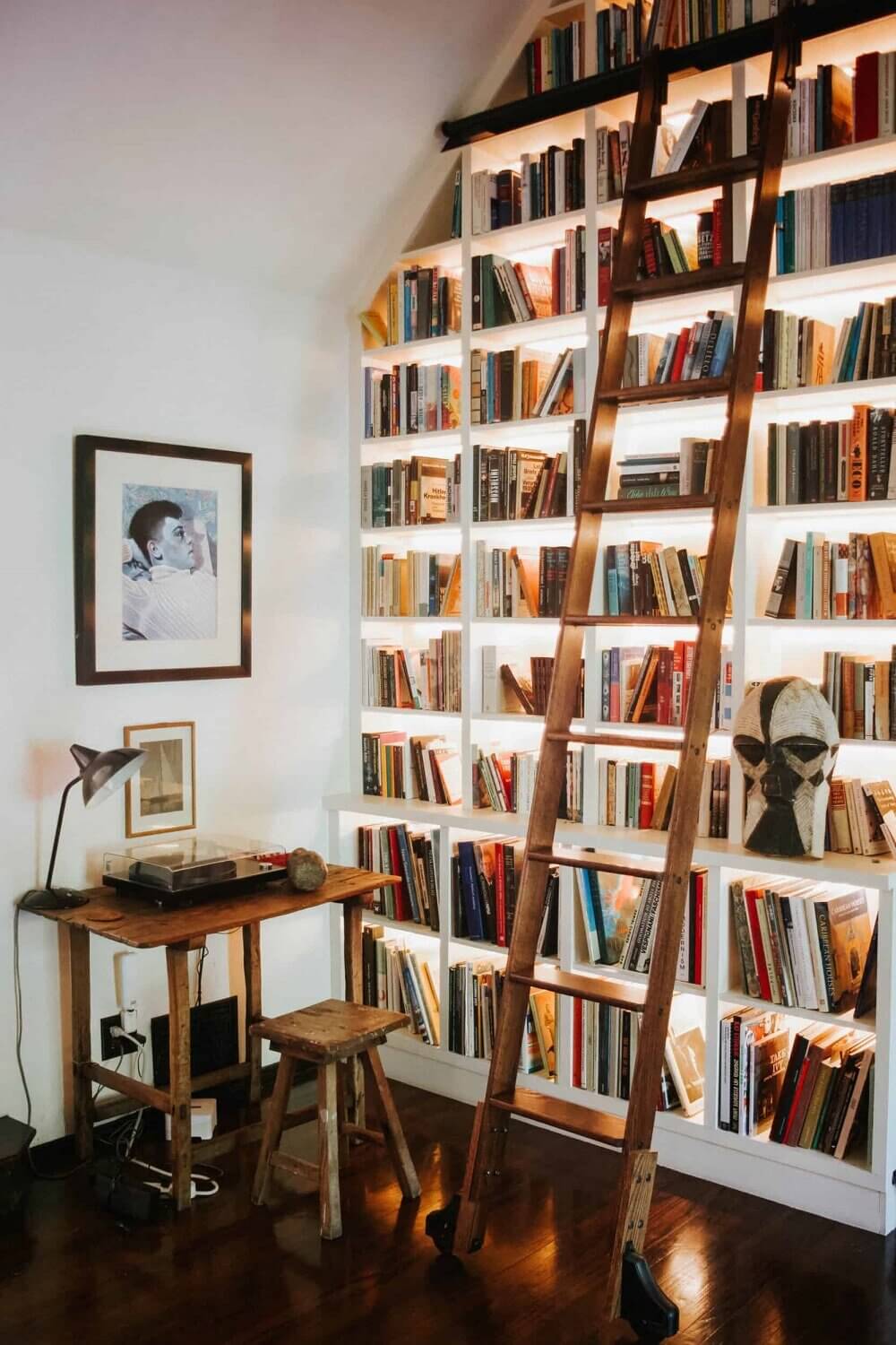 Bookshelves Envy In A 1920s English Tudor House in Los Angeles 6 bookshelves 1920s english tudor house los angeles nordroom6 Bookshelves Envy In A 1920s English Tudor House in Los Angeles