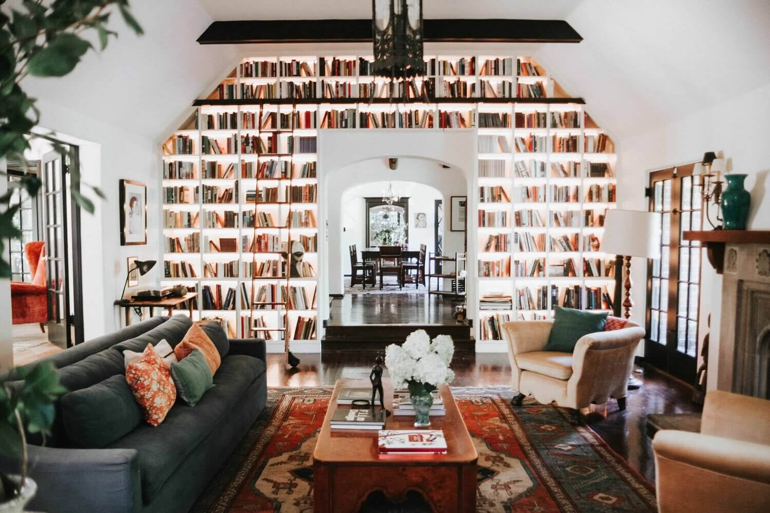 Bookshelves Envy In A 1920s English Tudor House in Los Angeles 8 bookshelves 1920s english tudor house los angeles nordroom7 Bookshelves Envy In A 1920s English Tudor House in Los Angeles