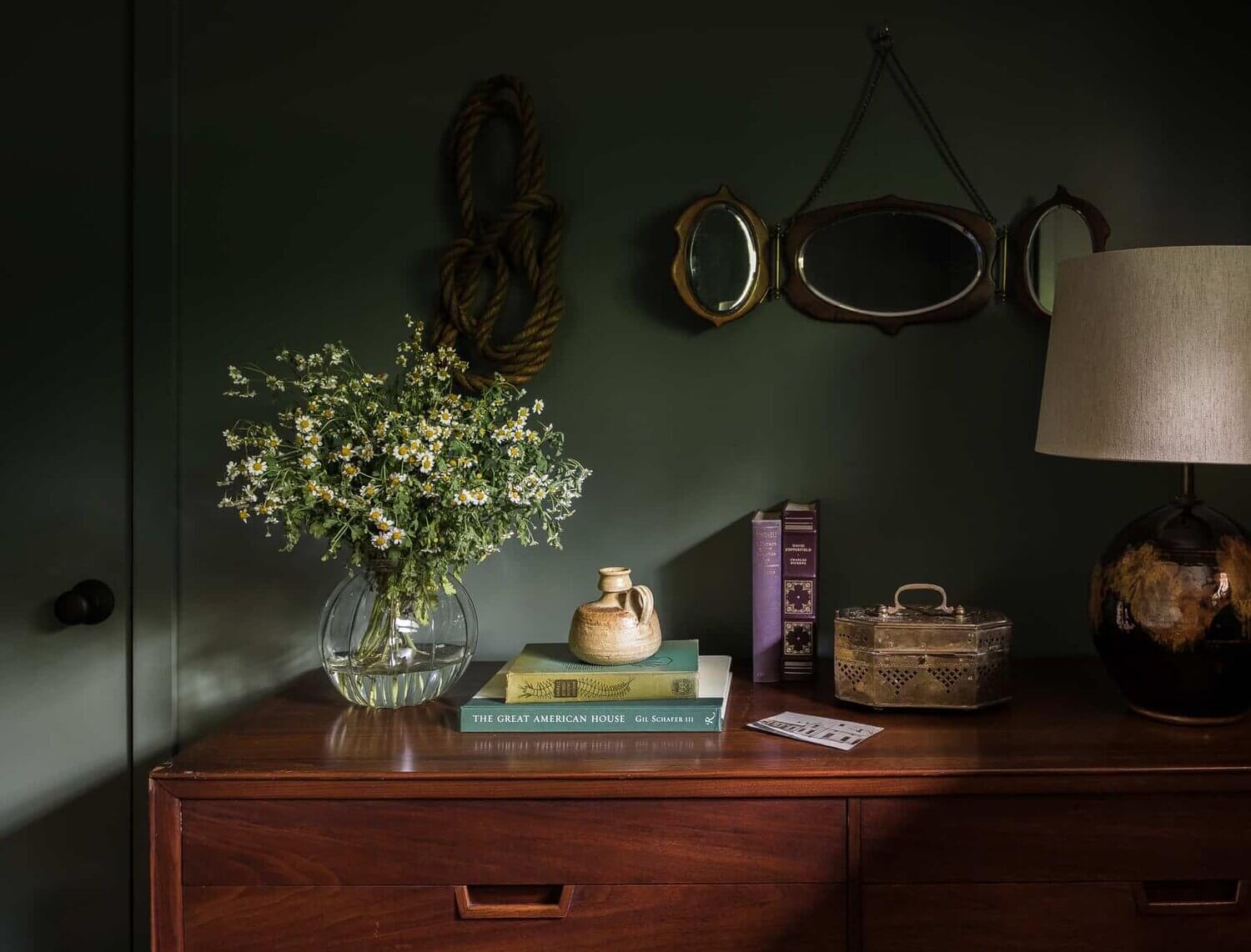 Dutch Boy Color of the Year 2024: Ironside 26 AMoodyCabinandSnugDesignedbyHeidiCaillier TheNordroom2 Dutch Boy Color of the Year 2024: Ironside