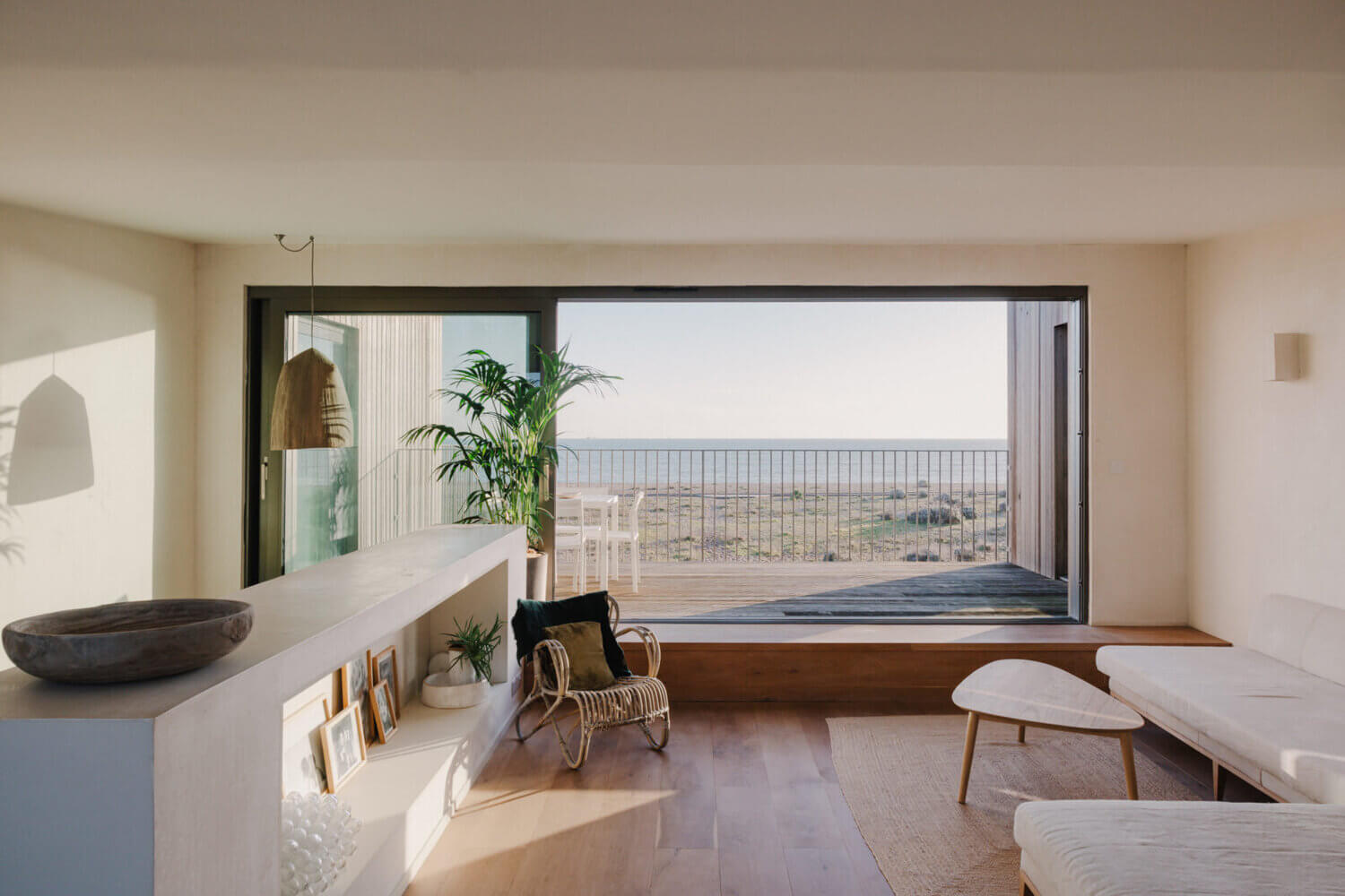 A Natural Beachfront House in England 14 ANaturalBeachfrontHouseinEngland TheNordroom13 A Natural Beachfront House in England