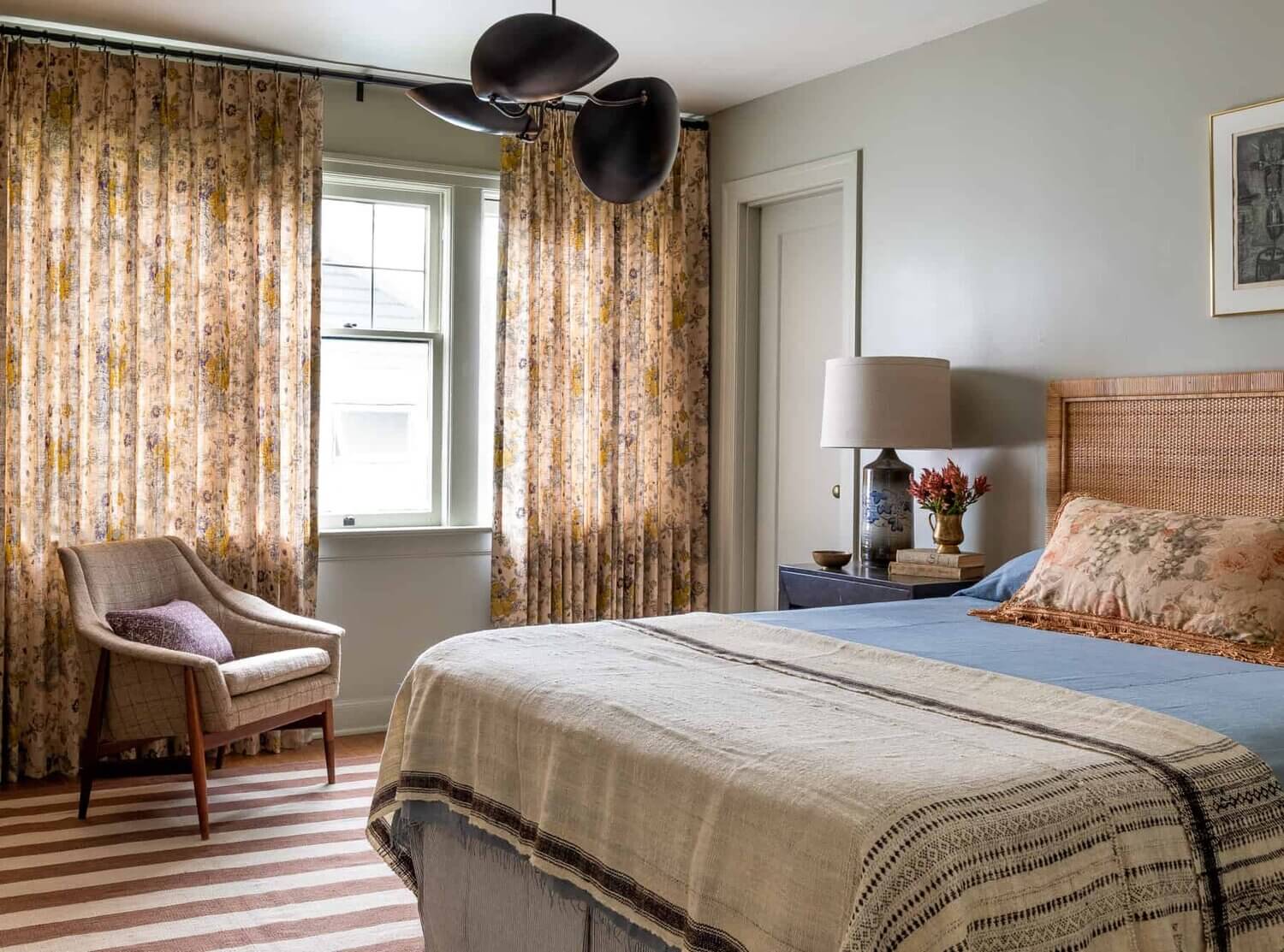 Soothing Colors in Designer Heidi Caillier's Eclectic Washington Home 16 EclecticlayeredBritish stylebedroominHeidiCailliersWashingtonhome TheNordoom Soothing Colors in Designer Heidi Caillier's Eclectic Washington Home