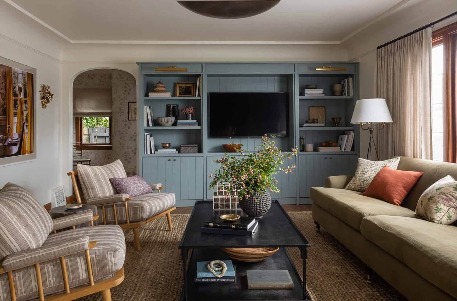 Soothing Colors in Designer Heidi Caillier's Eclectic Washington Home 8 Livingroomwithbluebuilt incabinetsandjuterugindesignerHeidiCailliersWashingtonHome TheNordroom Soothing Colors in Designer Heidi Caillier's Eclectic Washington Home