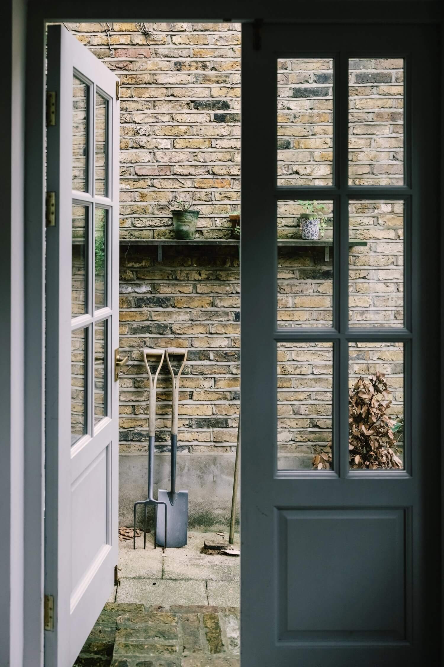 A Peaceful 19th-Century London Home Where Past and Present Meet 13 APeacefulLondonHomeFilledWithHistory TheNordroom13 A Peaceful 19th-Century London Home Where Past and Present Meet