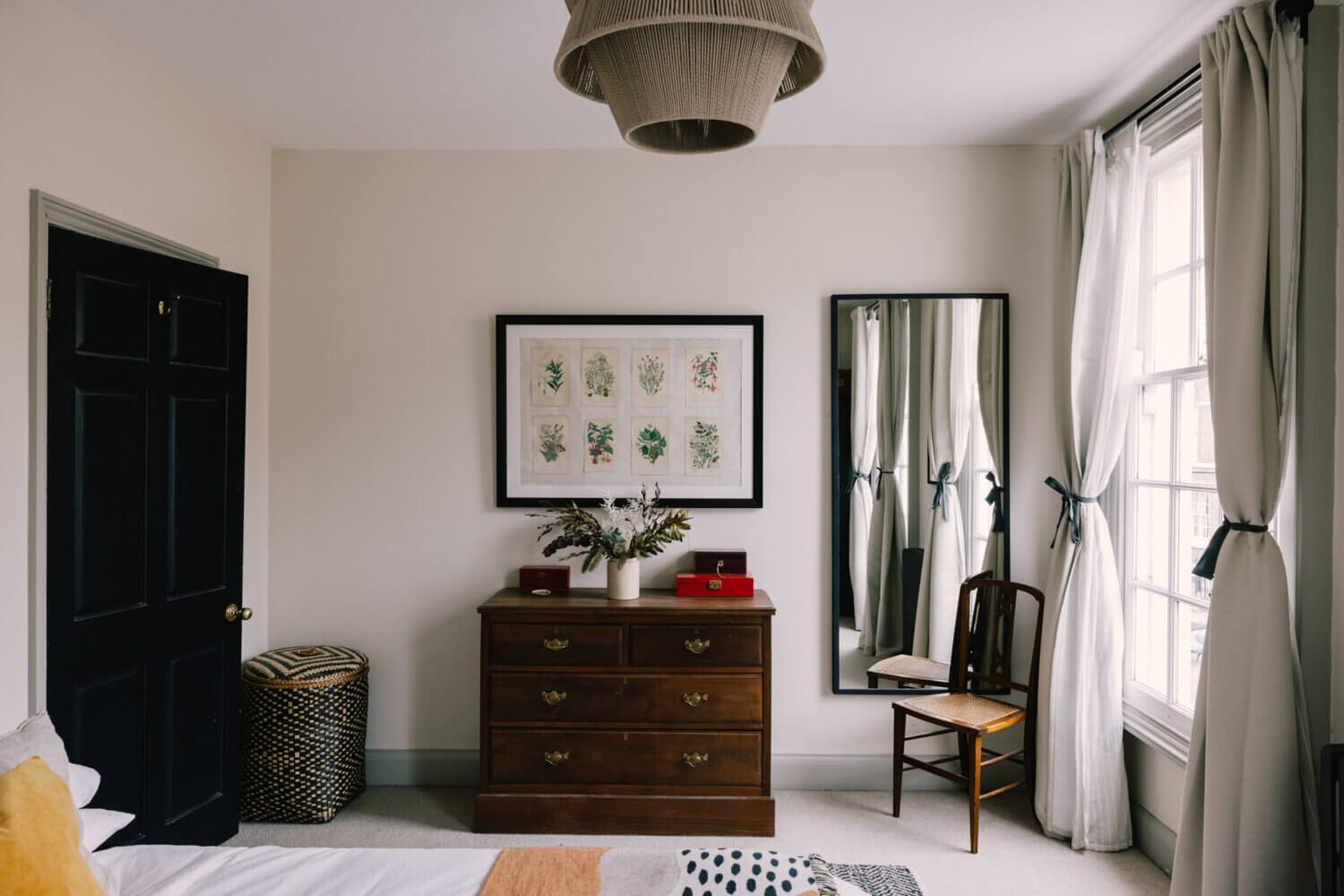 A Peaceful 19th-Century London Home Where Past and Present Meet 16 APeacefulLondonHomeFilledWithHistory TheNordroom16 A Peaceful 19th-Century London Home Where Past and Present Meet