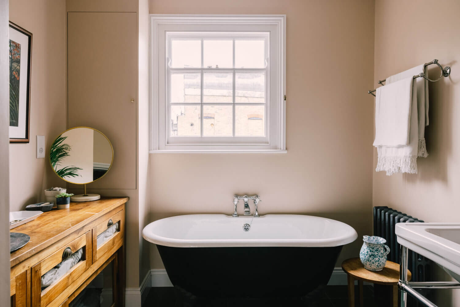 A Peaceful 19th-Century London Home Where Past and Present Meet 17 APeacefulLondonHomeFilledWithHistory TheNordroom17 A Peaceful 19th-Century London Home Where Past and Present Meet