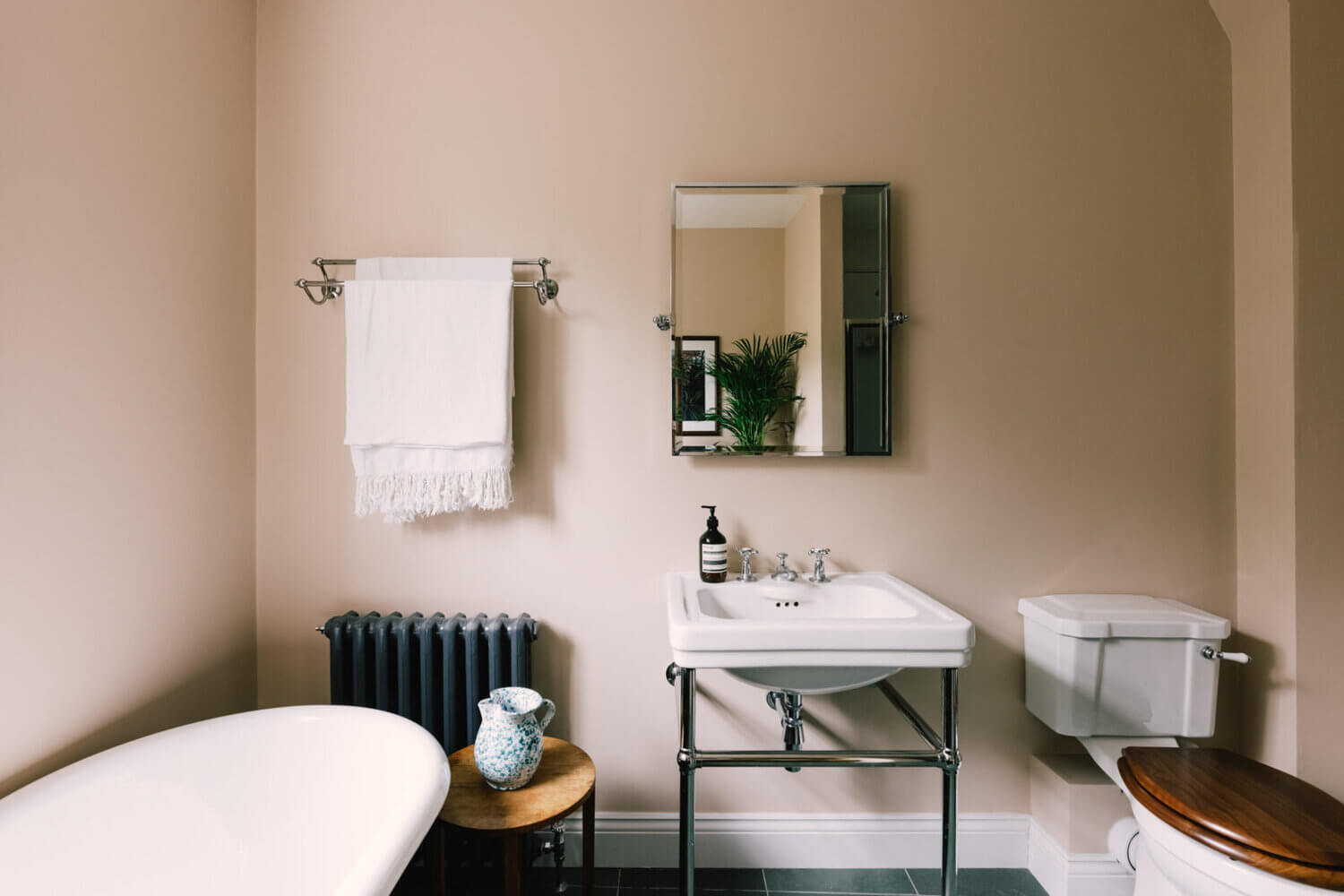 A Peaceful 19th-Century London Home Where Past and Present Meet 18 APeacefulLondonHomeFilledWithHistory TheNordroom18 A Peaceful 19th-Century London Home Where Past and Present Meet