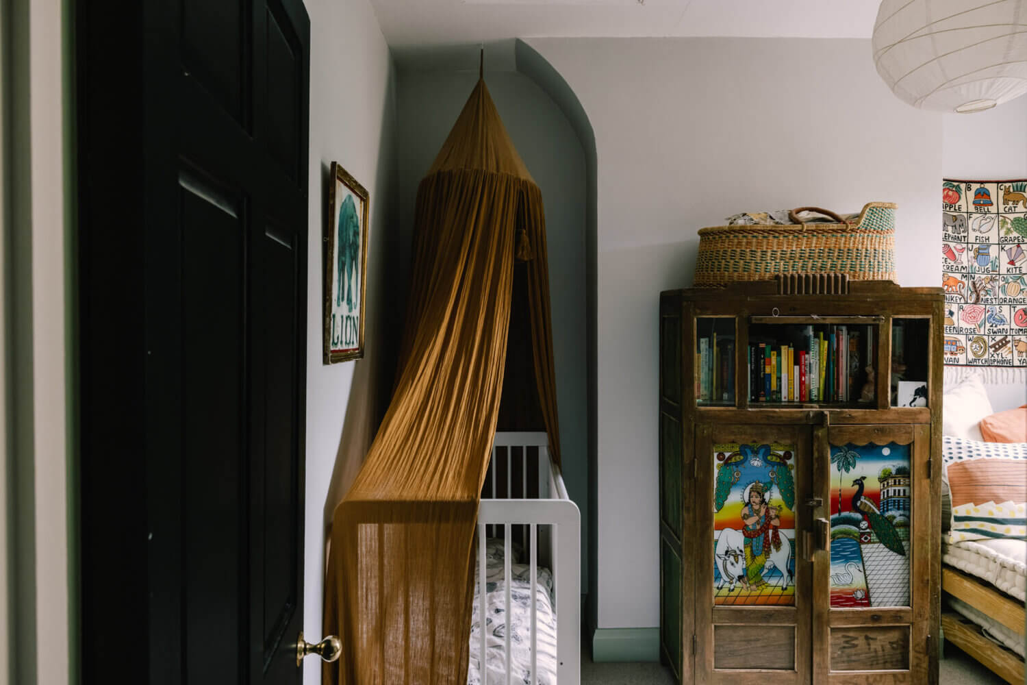 A Peaceful 19th-Century London Home Where Past and Present Meet 19 APeacefulLondonHomeFilledWithHistory TheNordroom19 A Peaceful 19th-Century London Home Where Past and Present Meet