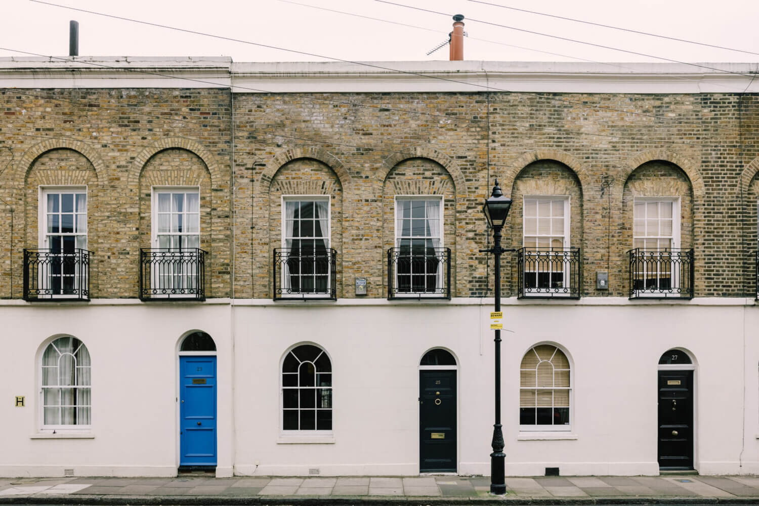 A Peaceful 19th-Century London Home Where Past and Present Meet 23 APeacefulLondonHomeFilledWithHistory TheNordroom23 A Peaceful 19th-Century London Home Where Past and Present Meet
