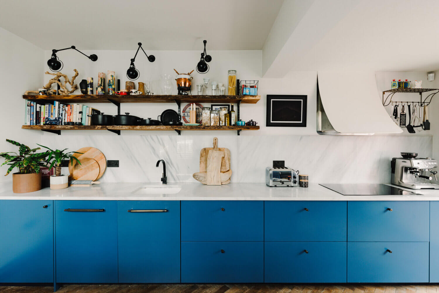 An Eclectic Narrow Blue House in London 3 AnEclecticBlueHouseinLondon TheNordroom2 An Eclectic Narrow Blue House in London