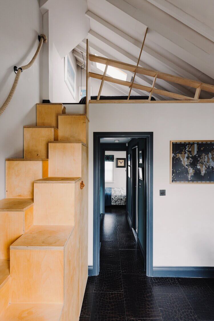 An Eclectic Narrow Blue House in London 24 AnEclecticBlueHouseinLondon TheNordroom23 An Eclectic Narrow Blue House in London