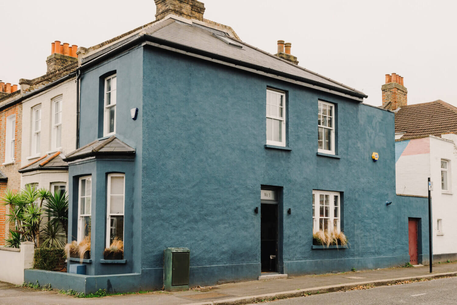 An Eclectic Narrow Blue House in London 30 AnEclecticBlueHouseinLondon TheNordroom29 An Eclectic Narrow Blue House in London