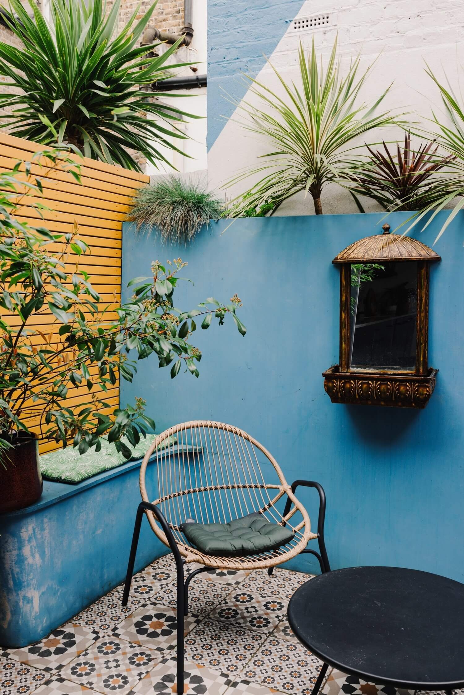An Eclectic Narrow Blue House in London 9 AnEclecticBlueHouseinLondon TheNordroom8 An Eclectic Narrow Blue House in London