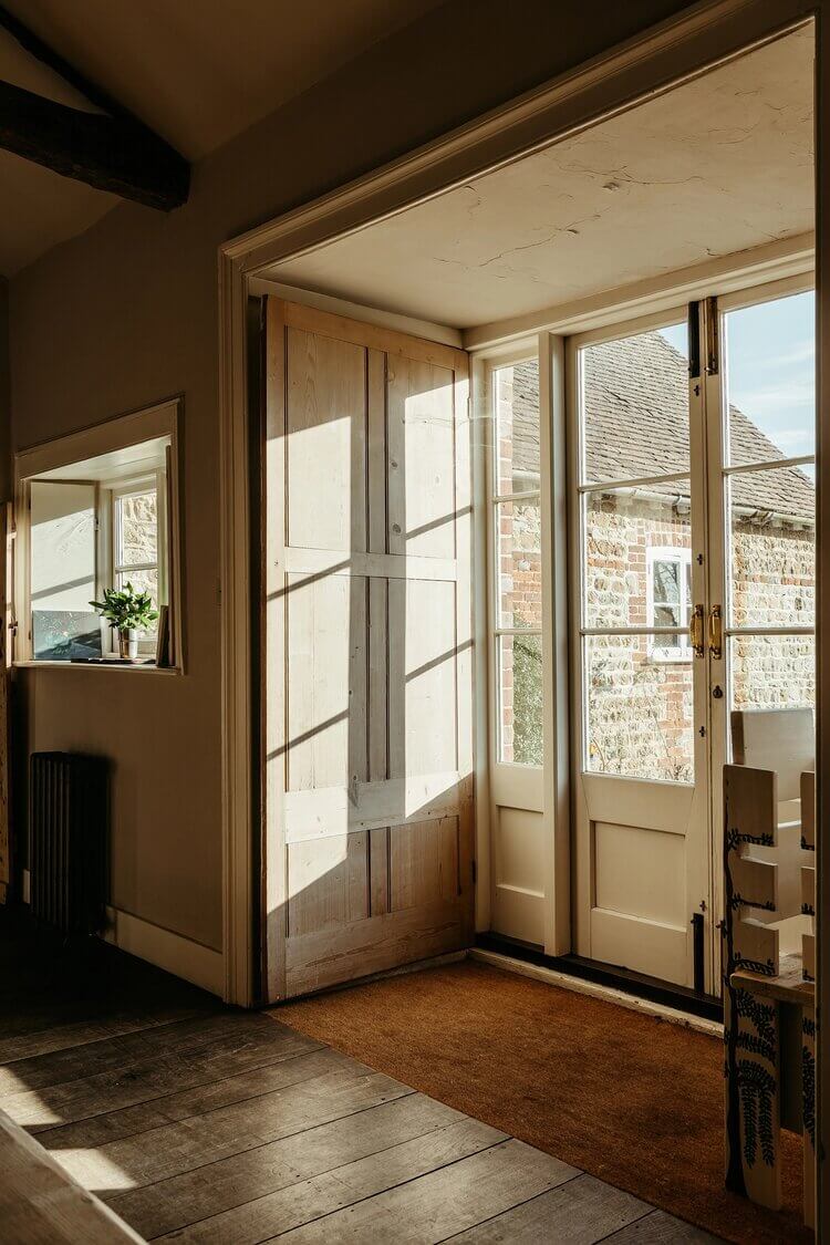 Hunston Manor House: A Renovated 17th-Century Property in West Sussex 11 HunstonManorHouseARenovated17th CenturyPropertyinWestSussex TheNordroom10grid Hunston Manor House: A Renovated 17th-Century Property in West Sussex