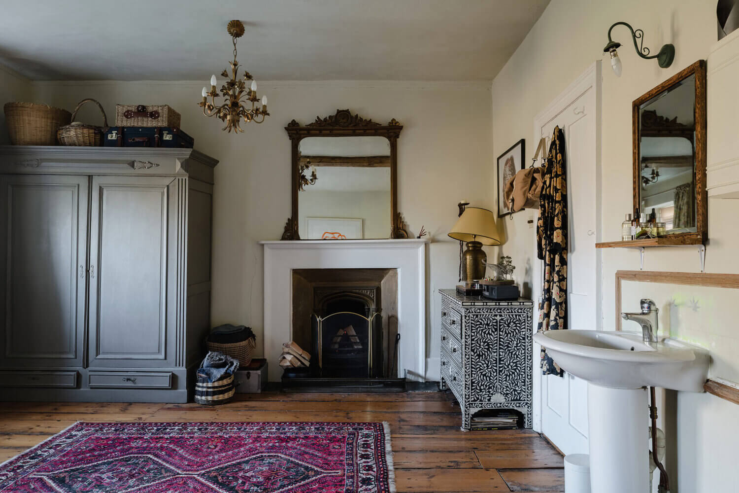 Hunston Manor House: A Renovated 17th-Century Property in West Sussex 21 HunstonManorHouseARenovated17th CenturyPropertyinWestSussex TheNordroom12 Hunston Manor House: A Renovated 17th-Century Property in West Sussex
